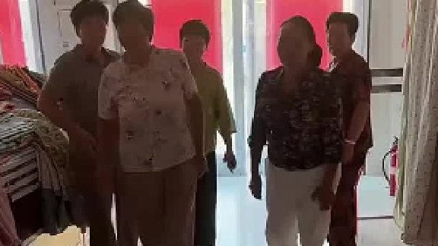 大妈们拖家带口的进服装店蹭空调，老板直接关门说不营业了