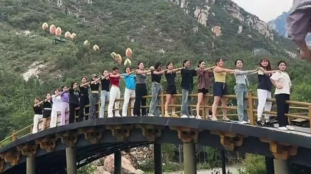 共振成功这视频就可以拿来警示教育了！无知真可怕，过桥应自由步行走避免共振！