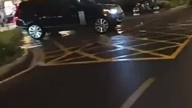 黑车车主拐弯时差点与男子相撞，随后车主追上来问候男子