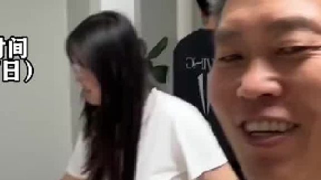 老父亲称闺女真是个“恋爱脑”，男友吃西瓜心家人吃西瓜边，网友：边不用吐籽 糖分不高适合你吃