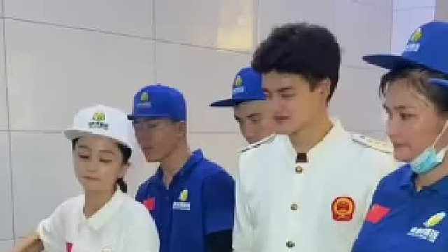 女子把米饭往大盘子上倒，结果胳膊被米饭烫伤，网友：唯一能受伤的方法被你找到了