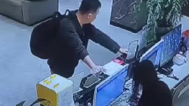 前台小姐姐在自我怀疑：我有那么不好看吗