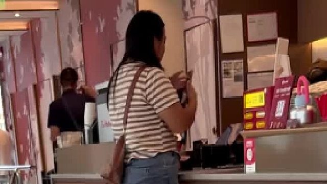 去店里买东西没有钱结账 给五个男人打了电话 只有最后一个男人给她转了五块钱 目击者：作为女人无论怎样 都得有自己挣钱的能力