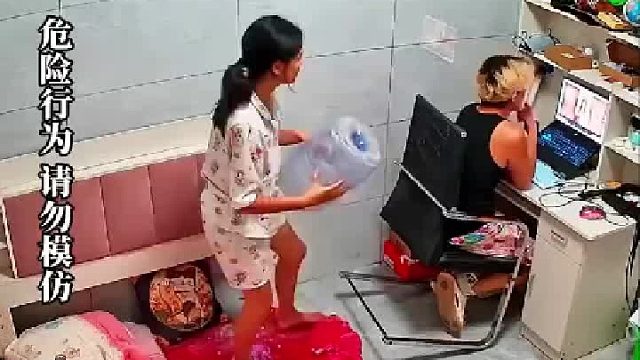妹妹将水桶剪开套到哥哥脑袋上，结果哥哥取不下来着急想拿刀砍，爸爸听到动静赶紧过去帮忙​