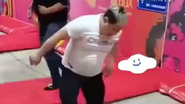 大哥战斗力果然很强，实力一挑三，扔下去一片狼籍和尖叫