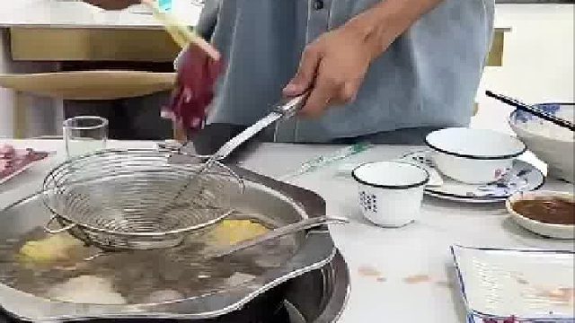 女生谈了个广东男友,男友带她吃牛肉火锅,牛肉刚下水就捞起来了​