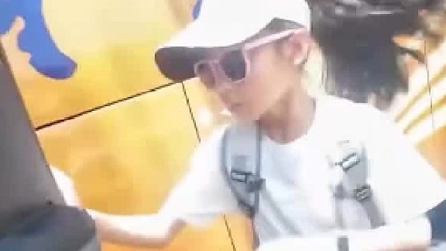 游客坐重庆出租车遇惊险一幕，司机飙车绕路，被后方出租车追