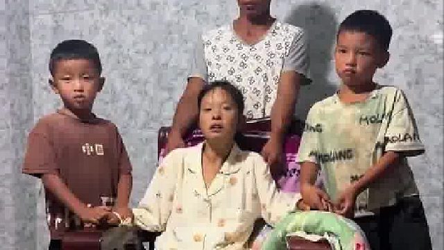 女子去世前一个小时，用尽全身力气给孩子留下一张全家福