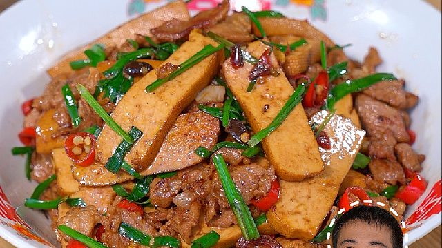 就是这个香干炒肉我家一周吃八次都不腻，真的太香太好吃了