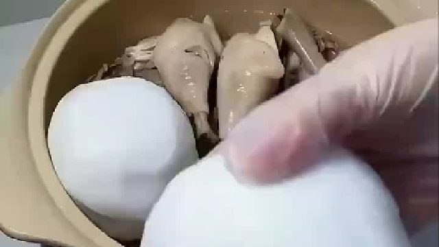 一女生分享自己做“榴莲椰子鸡”，榴莲放进去那一刻我小脑萎缩了