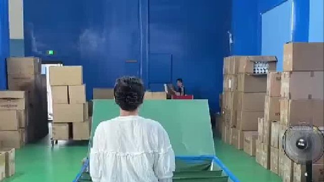 大姨对生产好的羽毛球进行质检，精准识别出羽毛瑕疵飞行不平稳的球