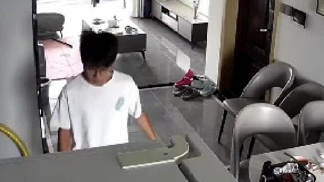 儿子闹脾气踢冰箱，妈妈四毫不惯着 拿着棍子追着打，妈妈：不把你整明白了，你还真当是我大爷呢，把你整明白了 才知道我是你娘