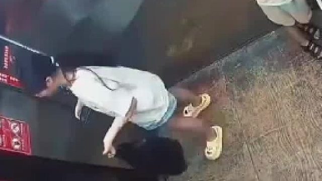 卡着电梯等妈妈引女孩不满，妈妈来后指责女孩骂儿子，双方发生争执电梯里扭打一起，妈妈呼喊儿子帮忙打