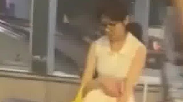 两女孩买桃反被摊主骂，勇敢的女孩们直接带来个喇叭一直喊，拍摄者 _ 后续就是老板受不了，退钱了