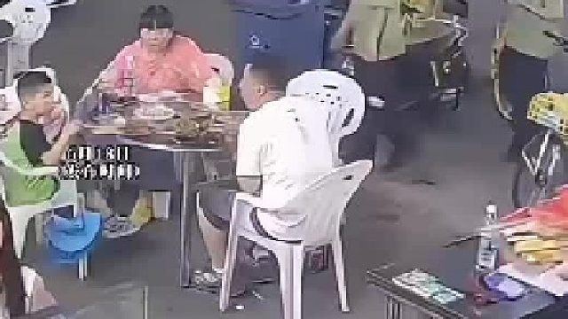 请问：孩子他爸手里夹的是什么？