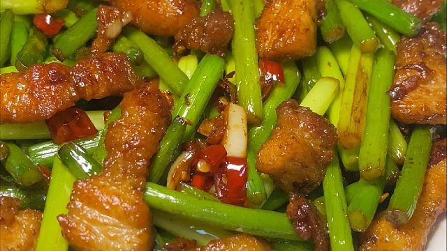 今日吃法！五花肉炒蒜苔这样做，米饭直接多干两碗！