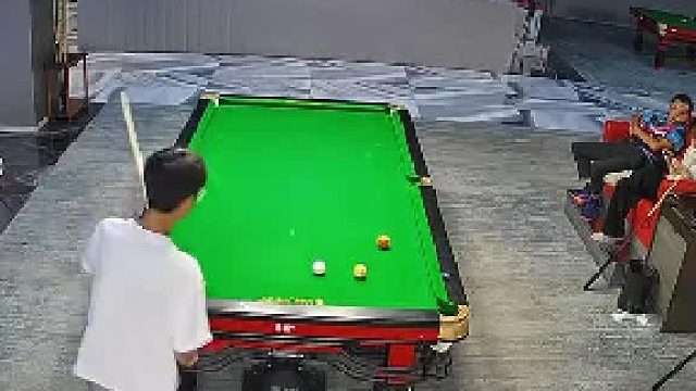 正在认真打台球时，一位女生突然从外面跑了进来摔倒在地上