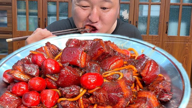 岳父送来点五花肉，阿强做猪肉炖粉条，大口吃肉太爽啦！