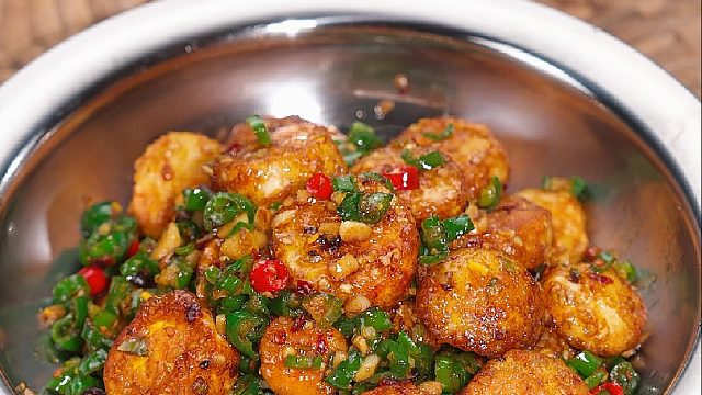 农家菜馆里非常火爆的一道菜，青椒金钱蛋寓意财气满满钱多多