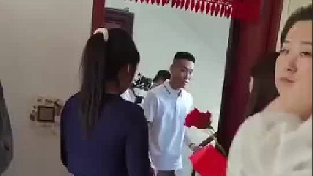 女子给男友好朋友的媳妇当伴娘,本就社恐的她，看到男友一进门就径直走来时那种感觉瞬间消失​