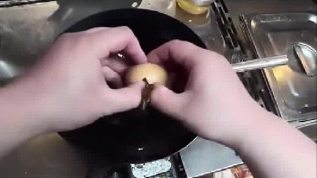 摆摊时打了一颗没有蛋黄的鸡蛋，看着空荡荡的锅老板和顾客都懵了​