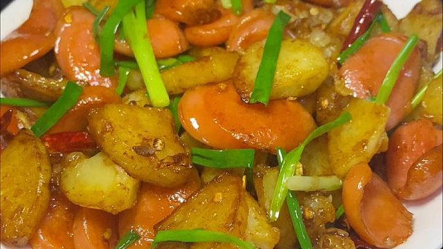 金黄爆香煎土豆，外皮酥脆内里绵密巨好吃
