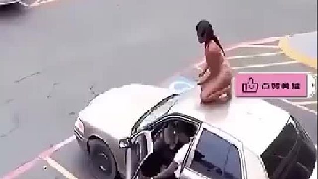 国外女子与男友发生纠纷，竟然爬上车顶耍脾气，随后发生惊人一幕​