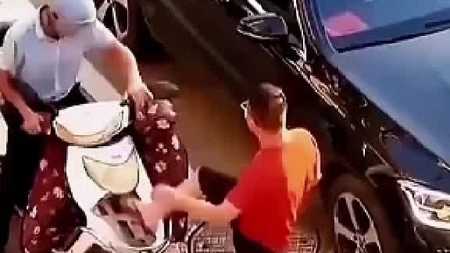 奔驰男平时豪横惯了，出门光捡老实人欺负，不料对方技高一筹