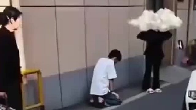 犯错被女朋友当街罚跪突然冒出来一个大爷