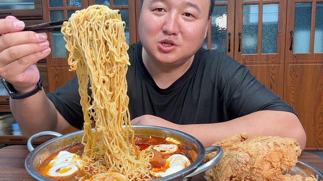 昨晚喝多了，早上起来吃碗老坛酸菜面，舒坦！