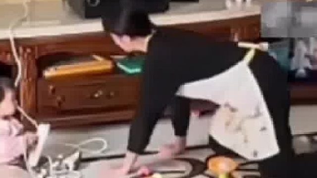 聋哑保姆飞奔过去“打”孩子 宝妈：保姆很尽心，非常感谢（