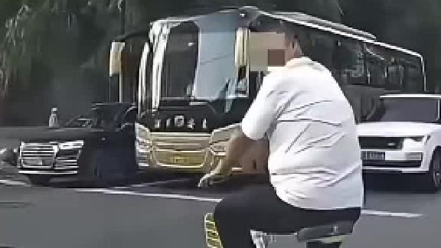 司机与骑车闯灯男子发生口角，路怒把男子往墙上撞，还叫嚣“没人治你，00后治你”