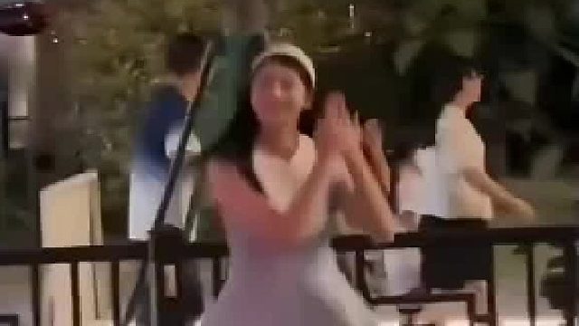 笑死！男友以为女友上了大G，其实是被车挡住了