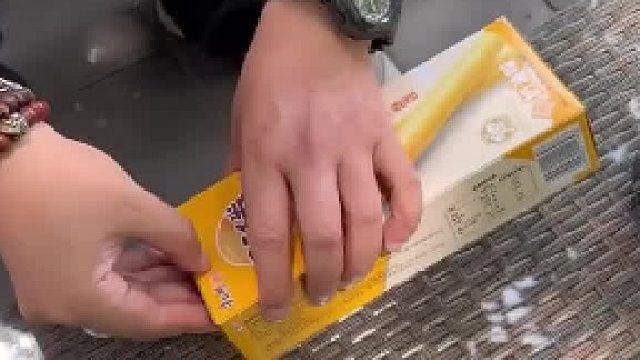 给同伴展示蛋酥卷里有勺子，开袋视频发出后震惊多数网友，不仅有勺子、还有盖子。