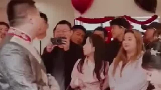 接亲现场新郎被朋友婚闹打头，下一秒一旁的伴郎战友果断出手紧紧护住了新郎，网友等不及：护住你的那个战友有对象吗