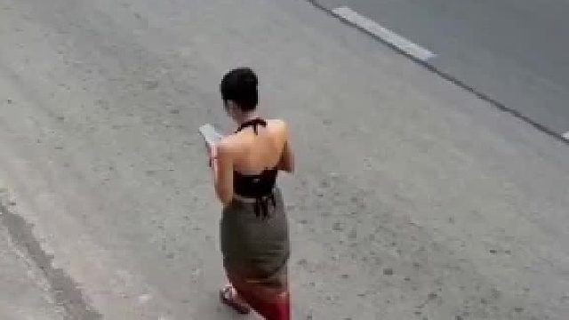 她从窗户飞进来的