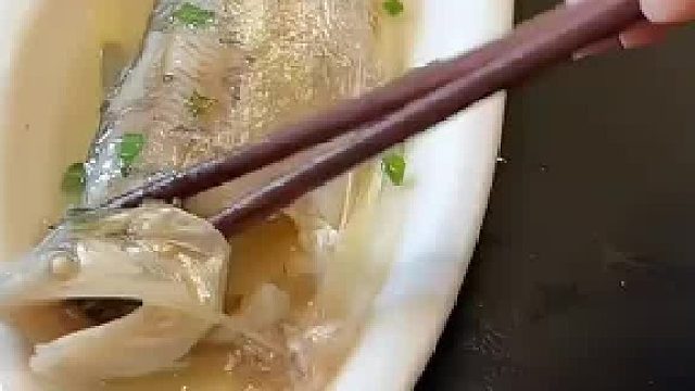 网友晒常州人吃刀鱼的仪式感，一秒脱骨太权威了，网友：和我吃的刀鱼不一样呢。