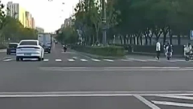 网友正常开车向右转弯 不料发现竟成_逆行_ 后续操作直接看呆众人