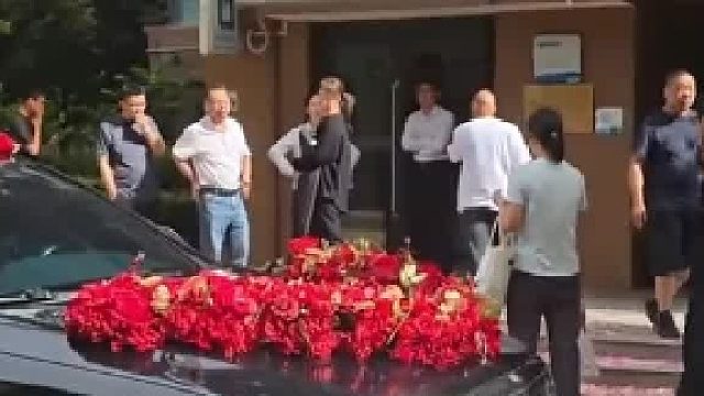 这不是物业了，这是雇了一群管家