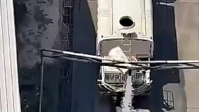 这精准的刹车，靠的全是感觉吧，网友：你猜后窗干啥用的！