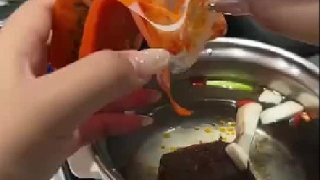 这就是自助小火锅的正确吃法，自带火锅底料让汤底更加浓郁