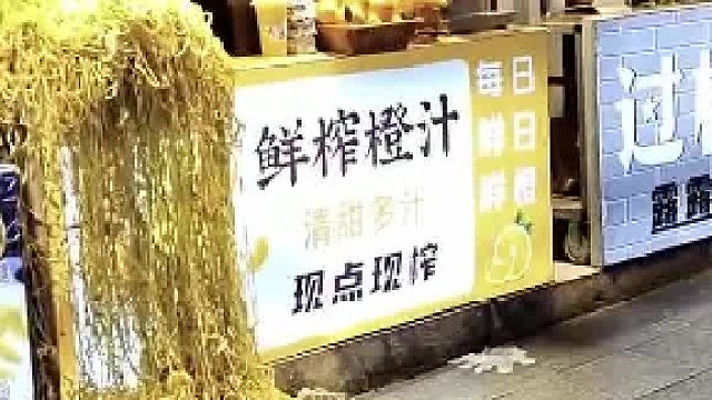 摊位新店开业，最忙的反而是玩偶