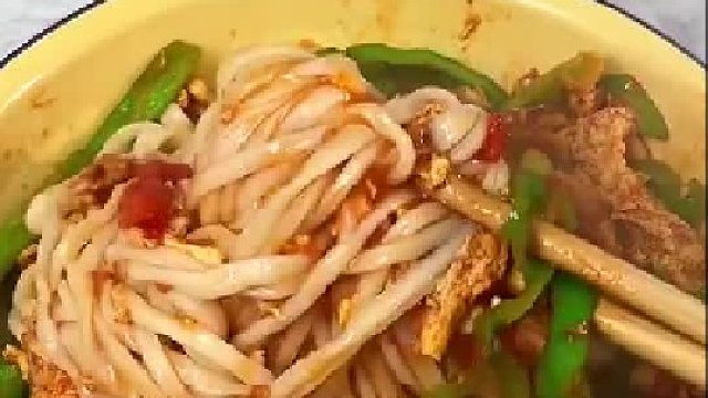 西红柿鸡蛋拌面儿时的味道百吃不厌，建议大家试试，这个去皮整番茄味道特别浓郁真真的回忆杀