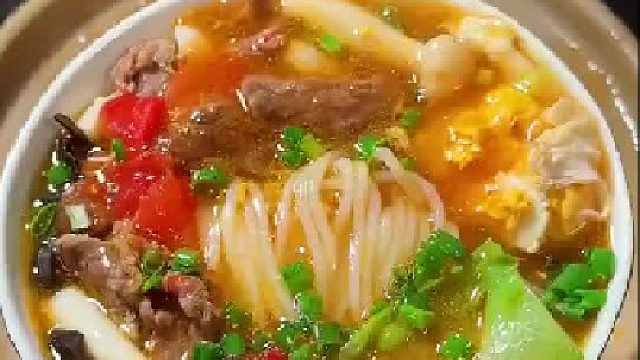 小朋友早餐你就这样做一碗番茄牛肉汤米粉，汤汁浓郁爽口开胃，营养又美味