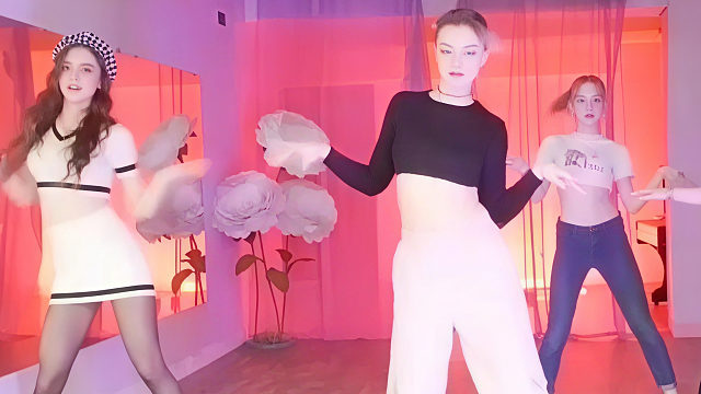 俄罗斯姑娘才艺表演23.10.04_集体舞03