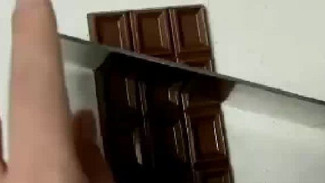 爸爸偷吃了女儿一块巧克力，这样做她就不会发现了！