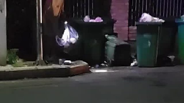 被爸爸骂后回怼“你不也就送外卖”，妈妈让儿子捡废品卖到五块钱才能睡觉
