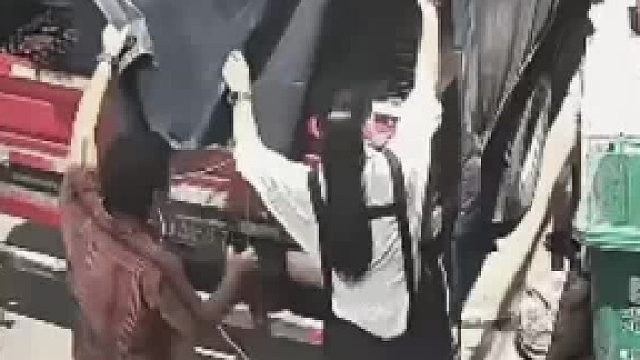 脑子短路瞬间：老婆还在挡板上就开拉！