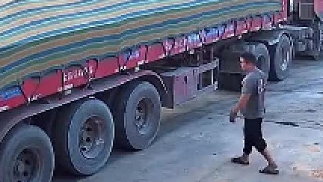 修车师傅只是敲了下轮胎 短短十几秒 轮胎竟然爆了 网友：这是什么原理？