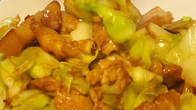 五花肉炒包菜